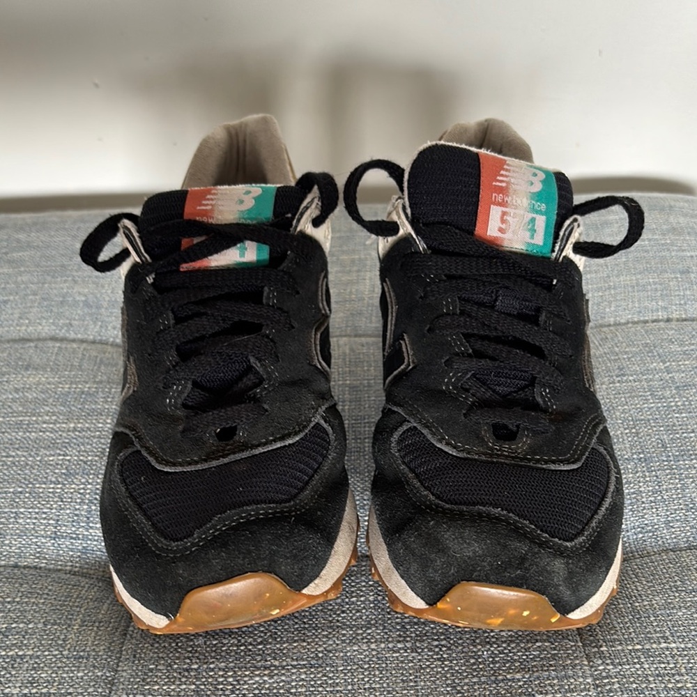 New Balance Black Sneakers Sleek Low-Top Design